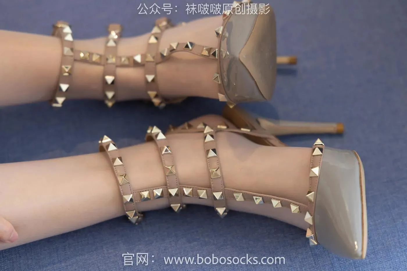 [BoBoSocks袜啵啵]NO.153 小甜豆-华伦天奴高跟鞋、油亮肉丝、油亮白丝、圣诞服 [140P]插图8